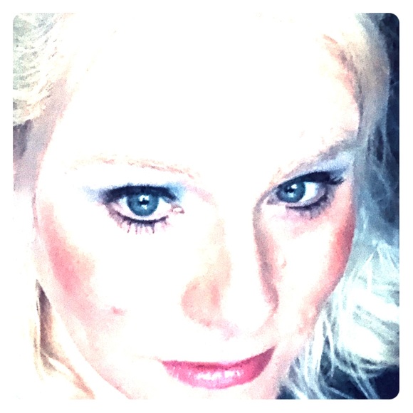 Meet your Posher, Jodie - Picture 1 of 2